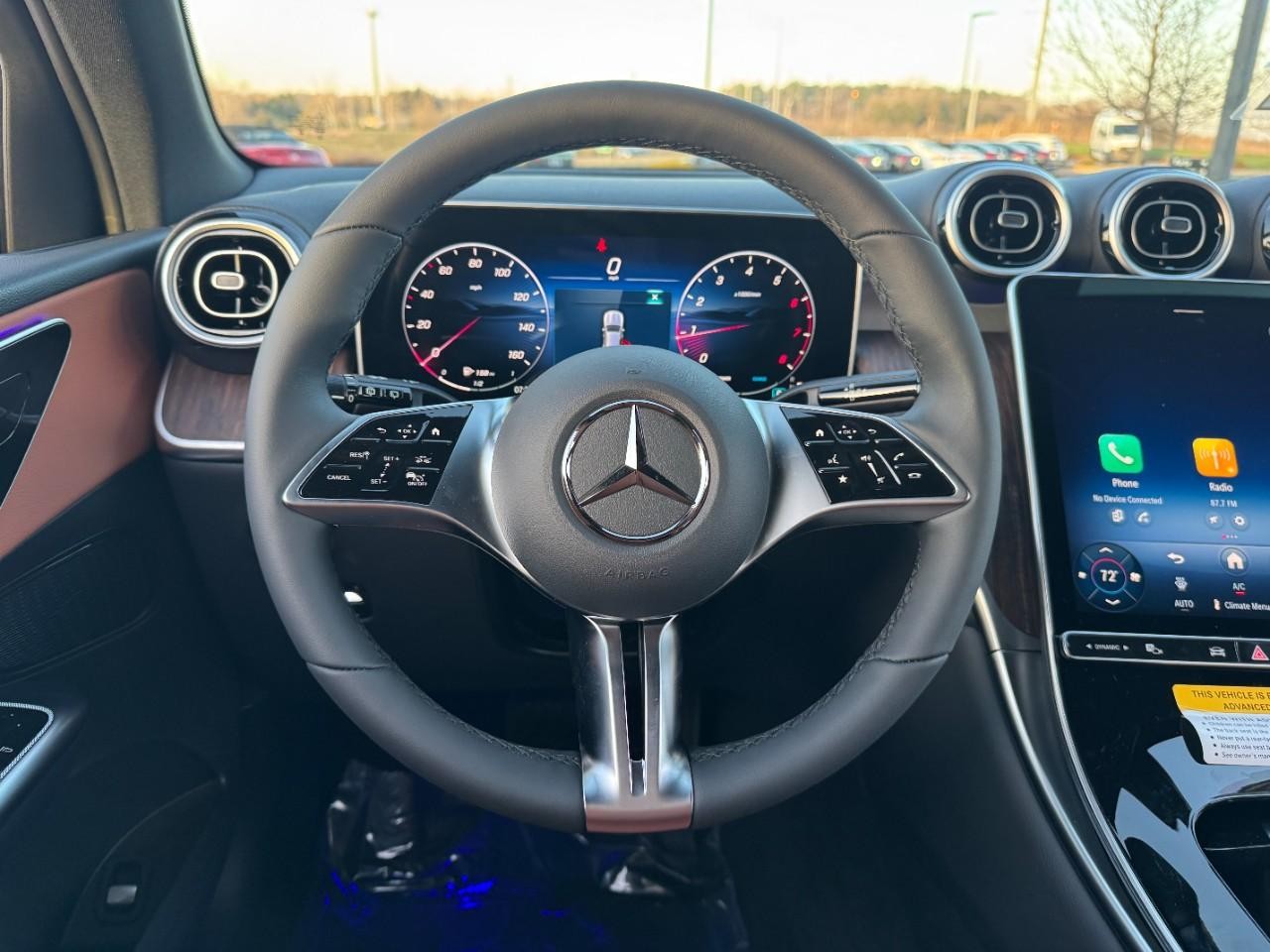 Mercedes-Benz GLC Vehicle Full-screen Gallery Image 12