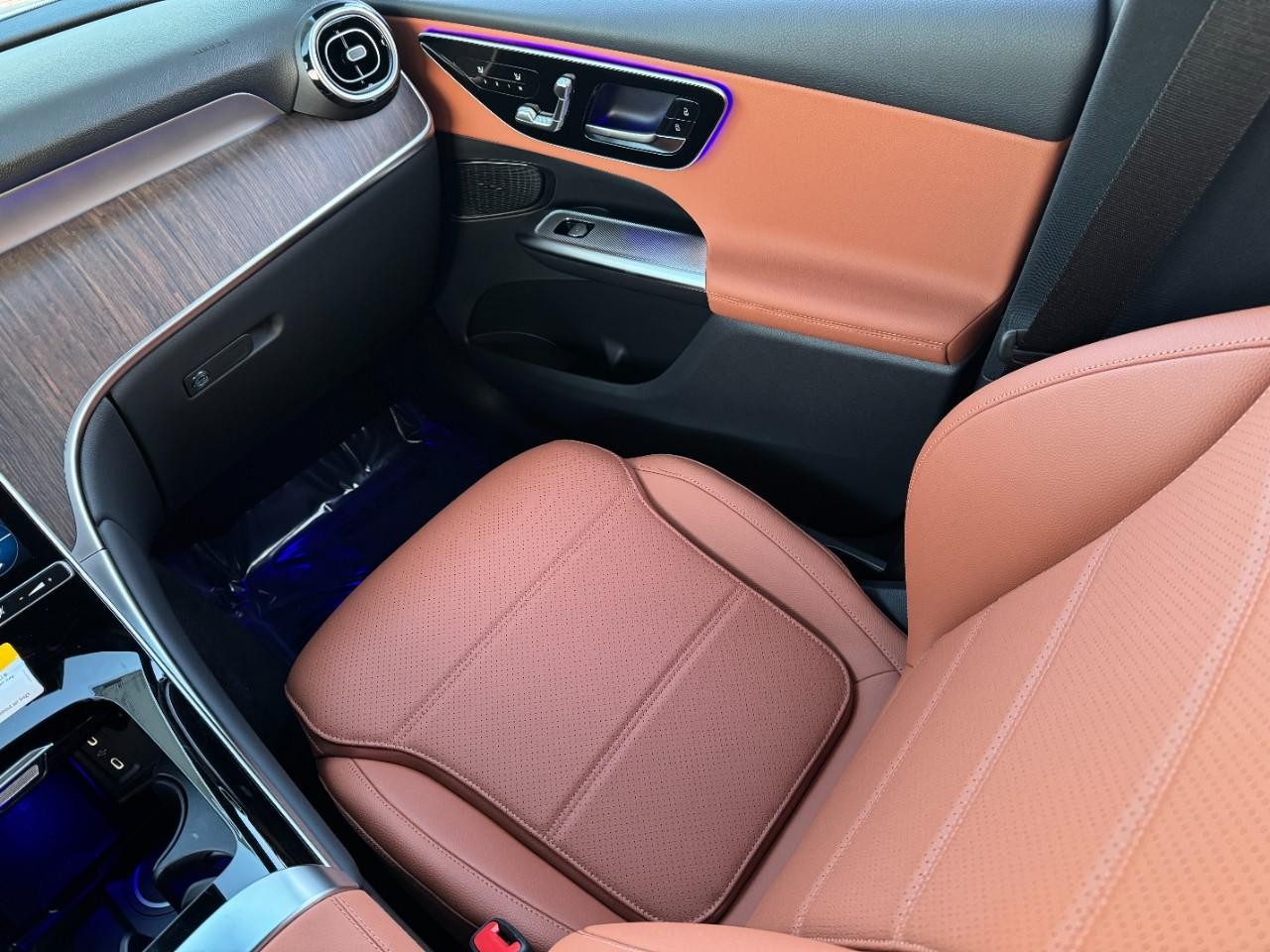 Mercedes-Benz GLC Vehicle Full-screen Gallery Image 14