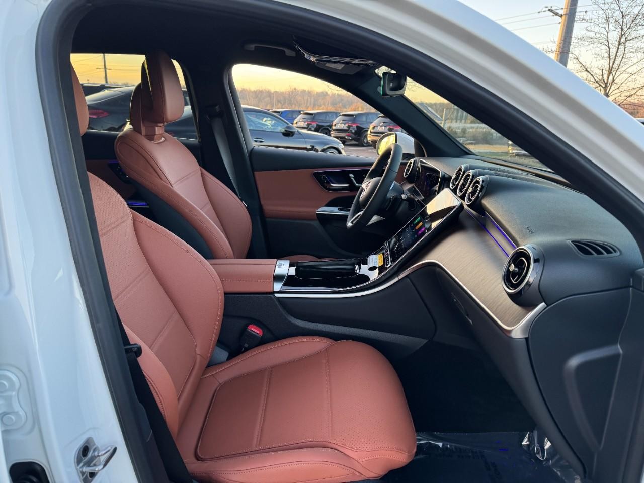 Mercedes-Benz GLC Vehicle Full-screen Gallery Image 15