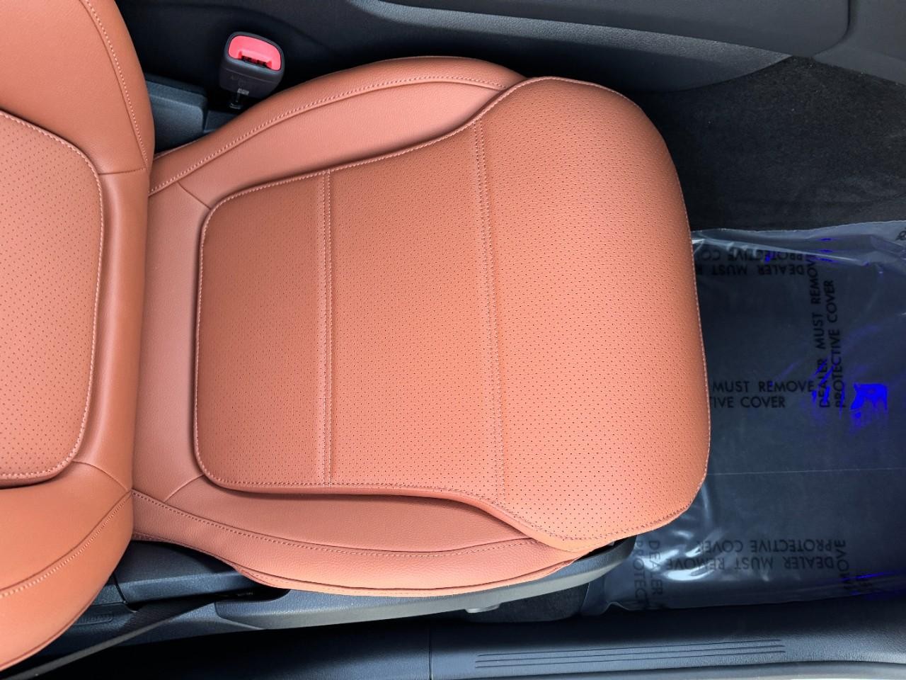 Mercedes-Benz GLC Vehicle Full-screen Gallery Image 16