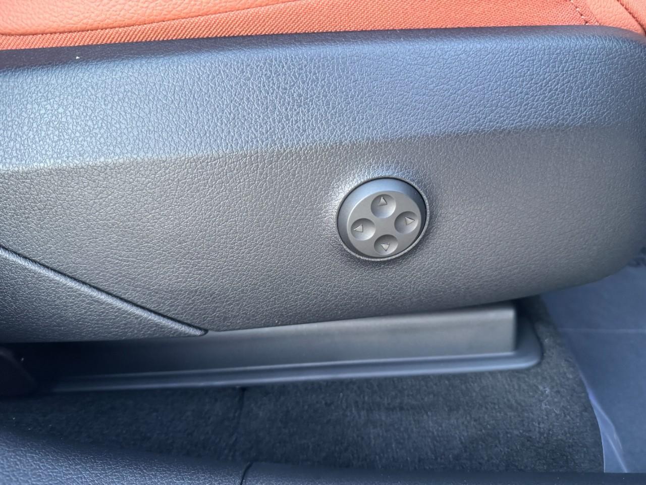 Mercedes-Benz GLC Vehicle Full-screen Gallery Image 17