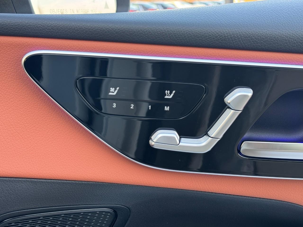 Mercedes-Benz GLC Vehicle Full-screen Gallery Image 18