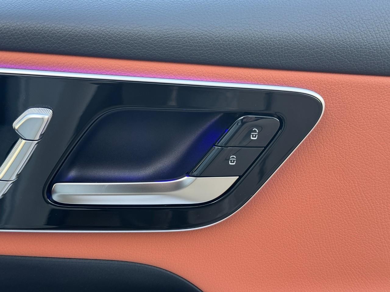 Mercedes-Benz GLC Vehicle Full-screen Gallery Image 19