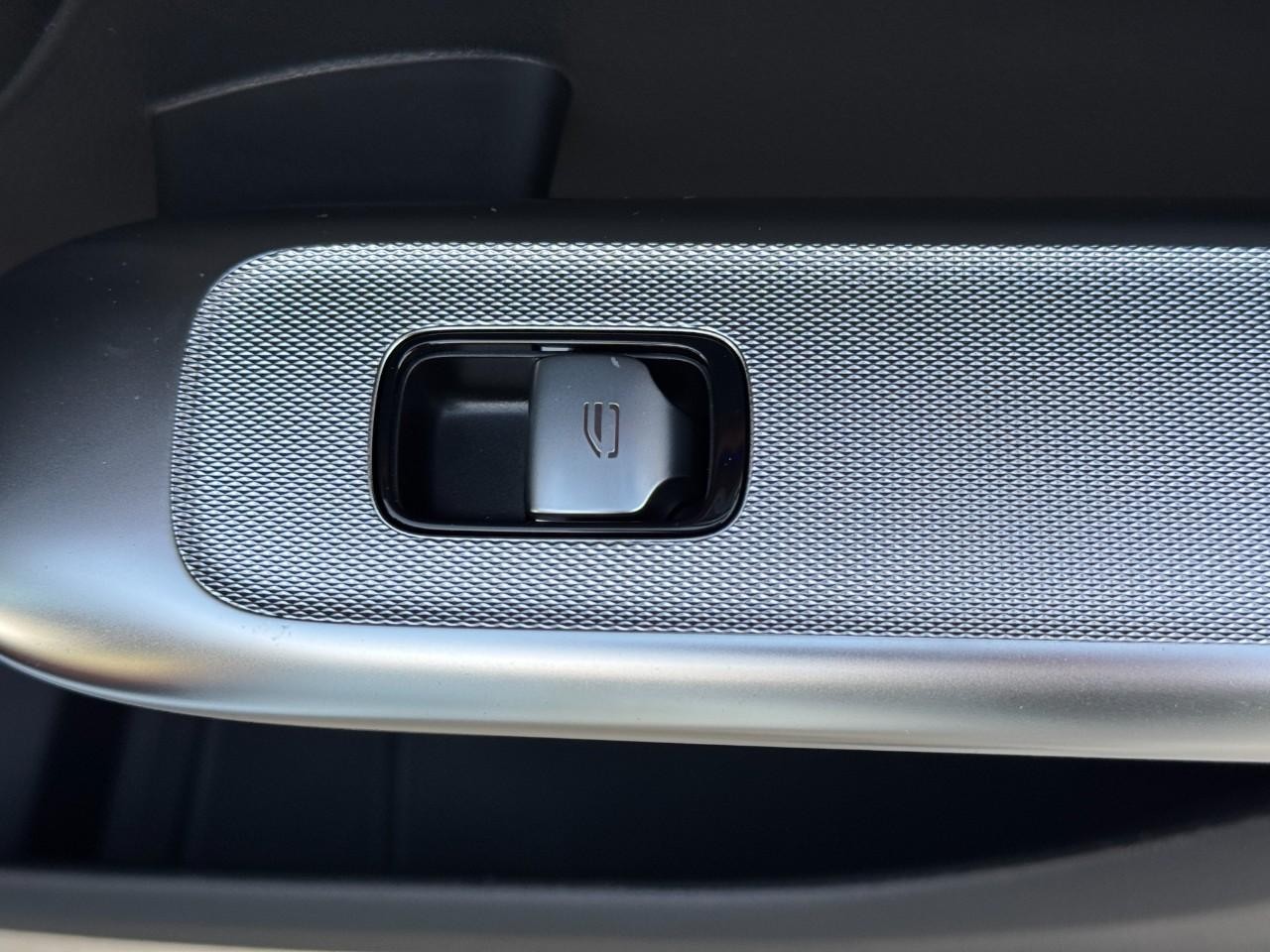 Mercedes-Benz GLC Vehicle Full-screen Gallery Image 20