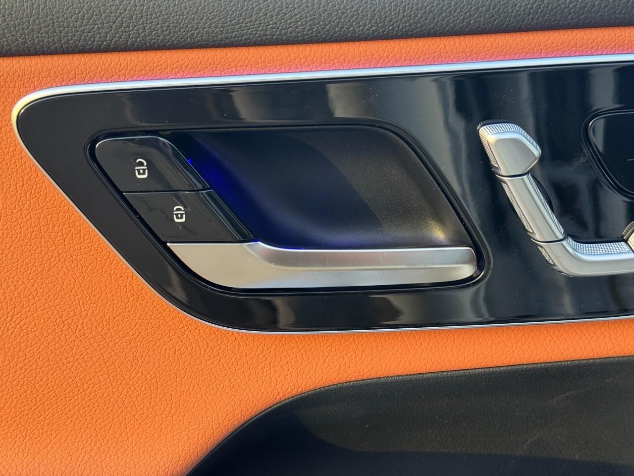 Mercedes-Benz GLC Vehicle Full-screen Gallery Image 22