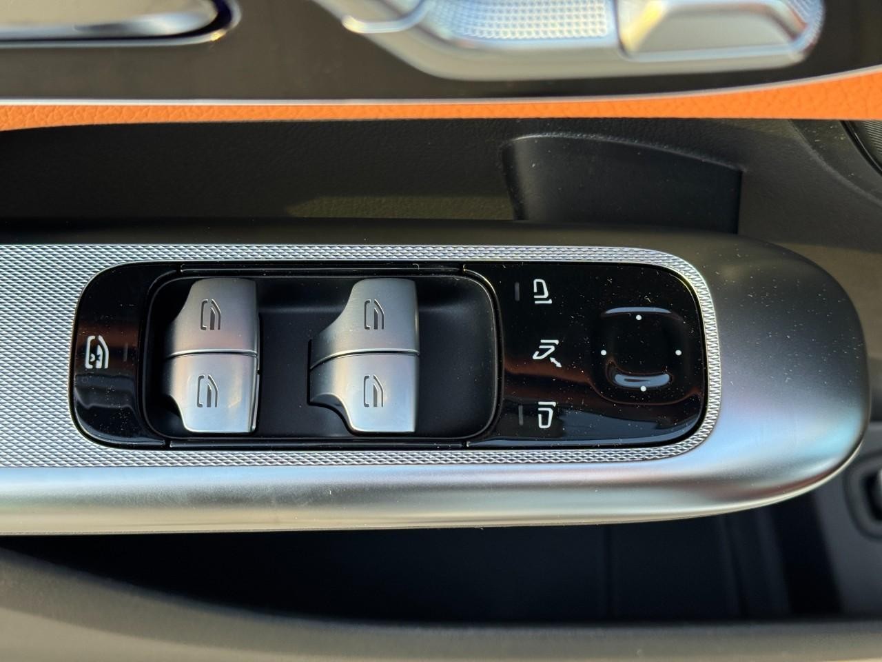 Mercedes-Benz GLC Vehicle Full-screen Gallery Image 23