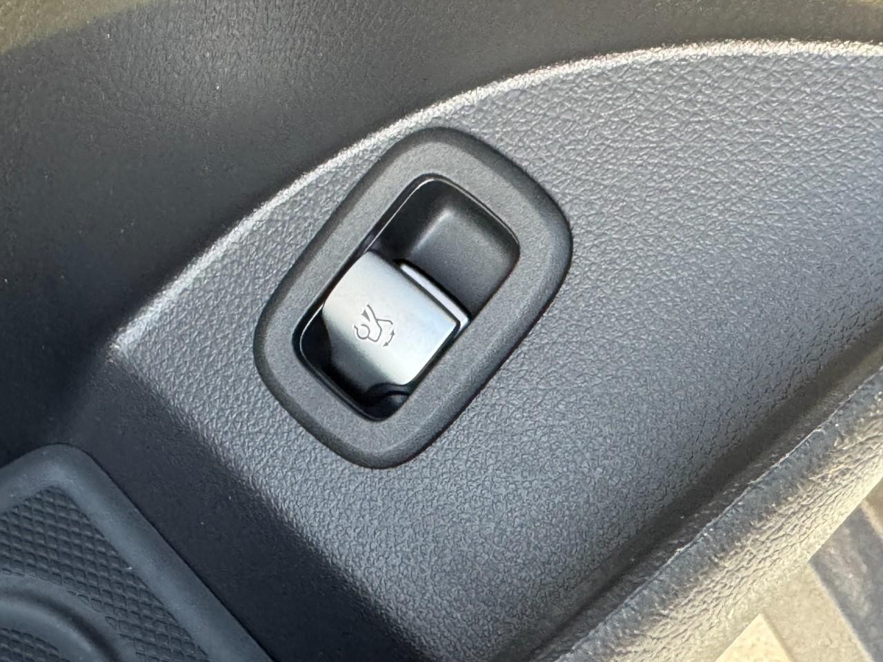 Mercedes-Benz GLC Vehicle Full-screen Gallery Image 24