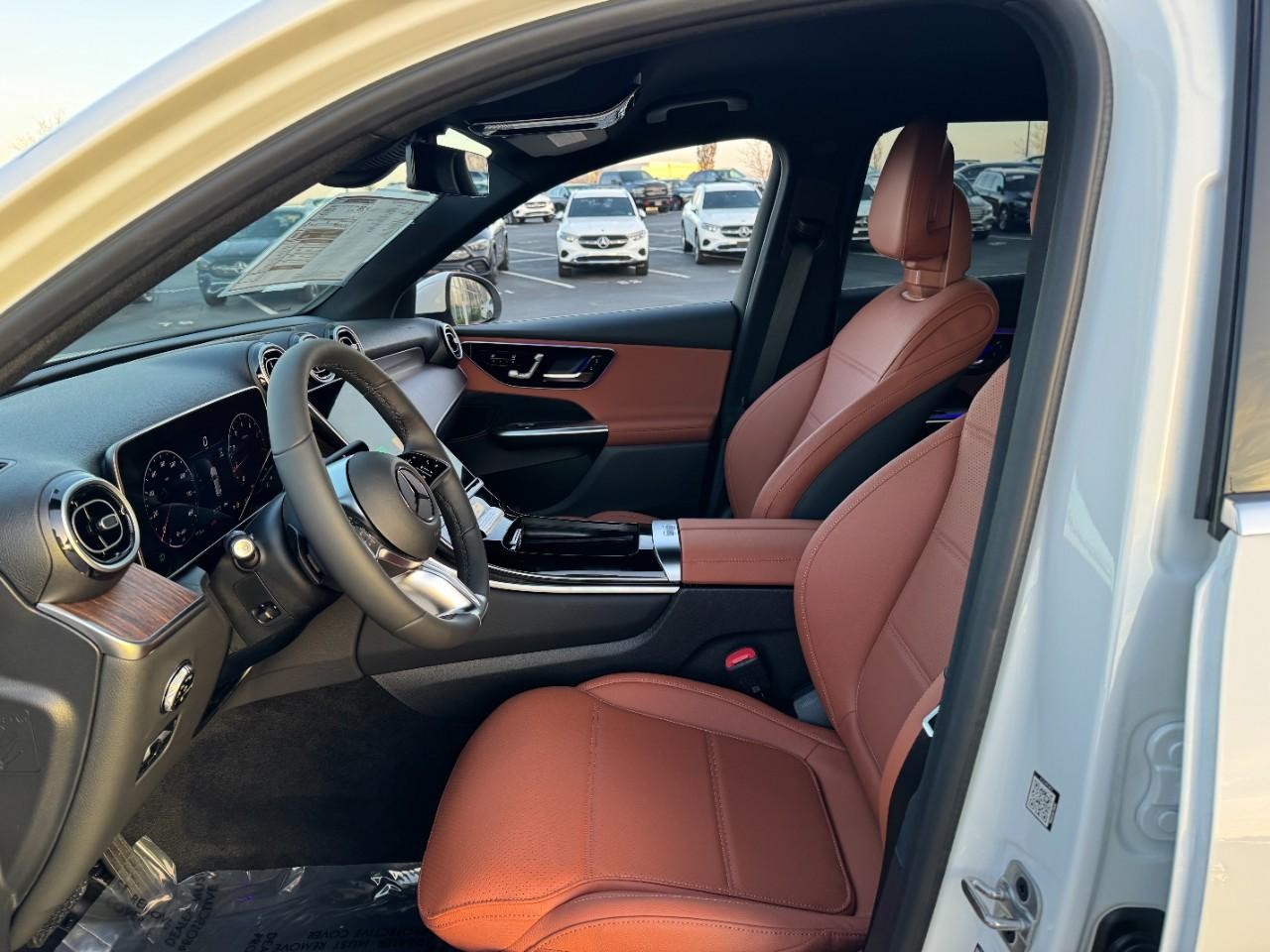 Mercedes-Benz GLC Vehicle Full-screen Gallery Image 25