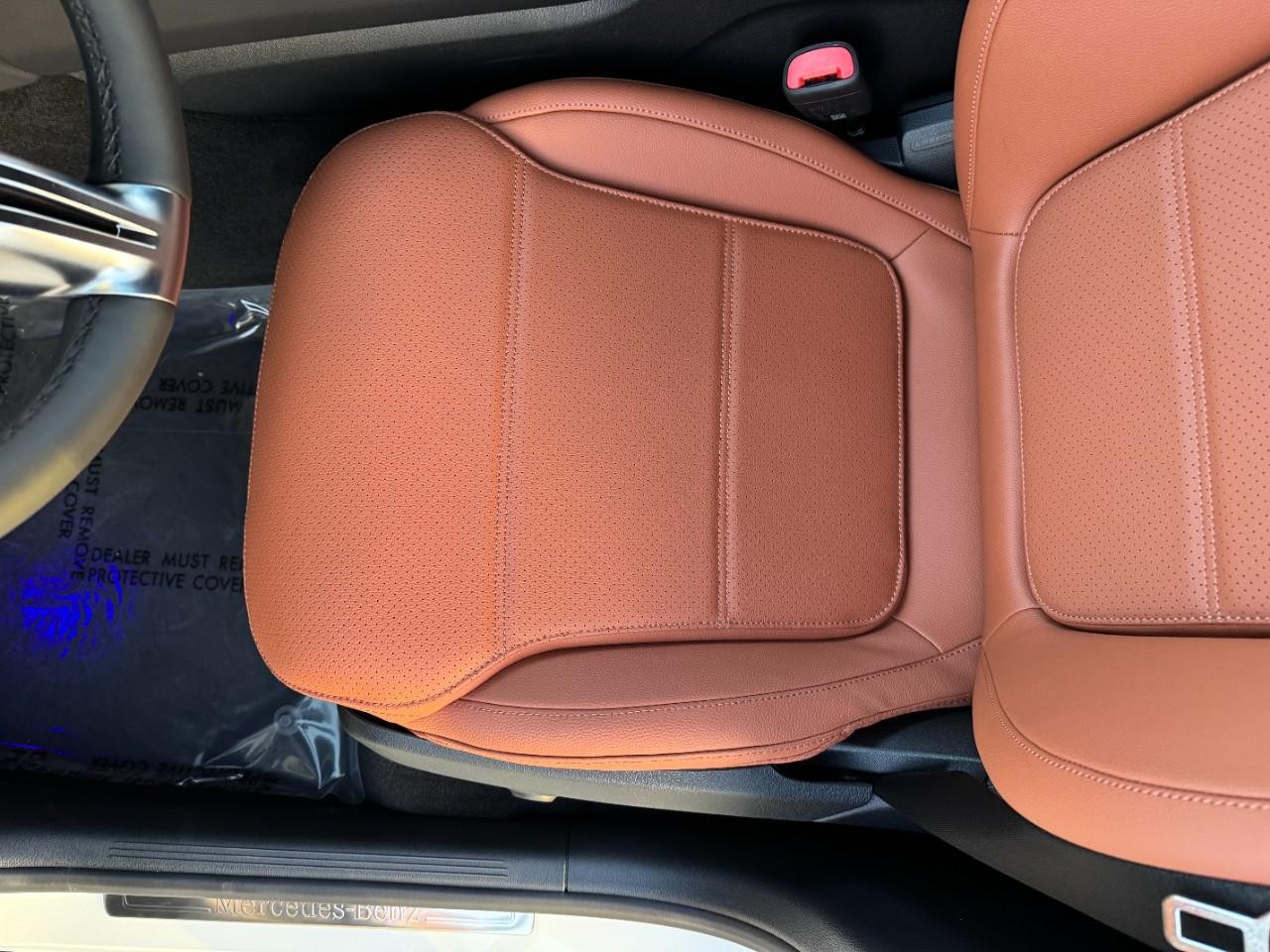 Mercedes-Benz GLC Vehicle Full-screen Gallery Image 26