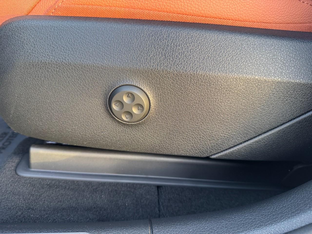 Mercedes-Benz GLC Vehicle Full-screen Gallery Image 27