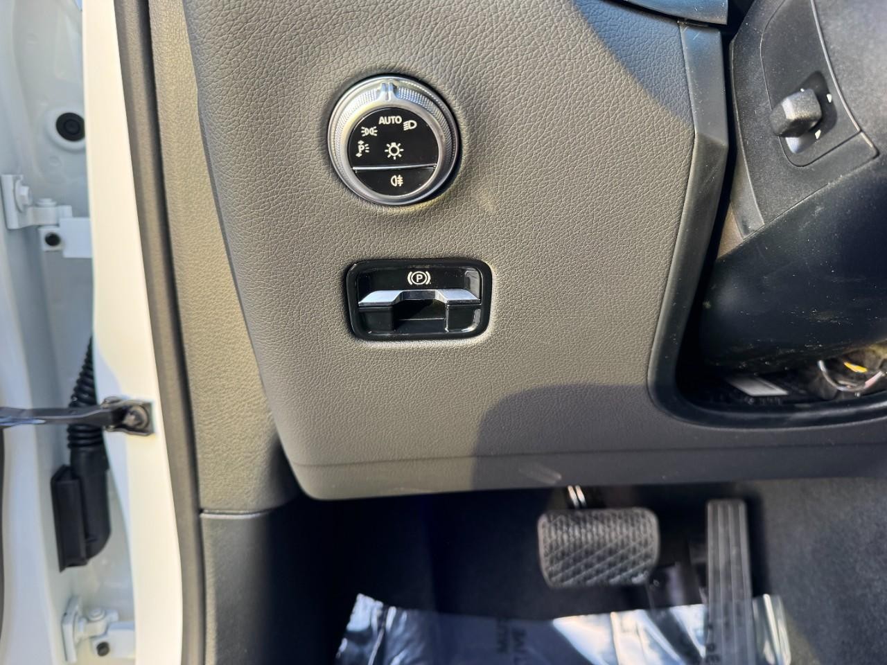 Mercedes-Benz GLC Vehicle Full-screen Gallery Image 28