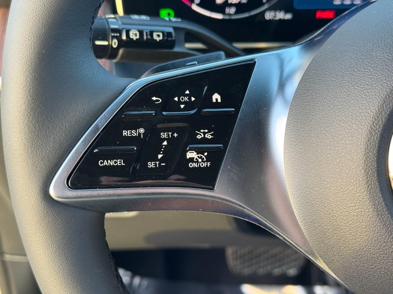 Mercedes-Benz GLC Vehicle Full-screen Gallery Image 29