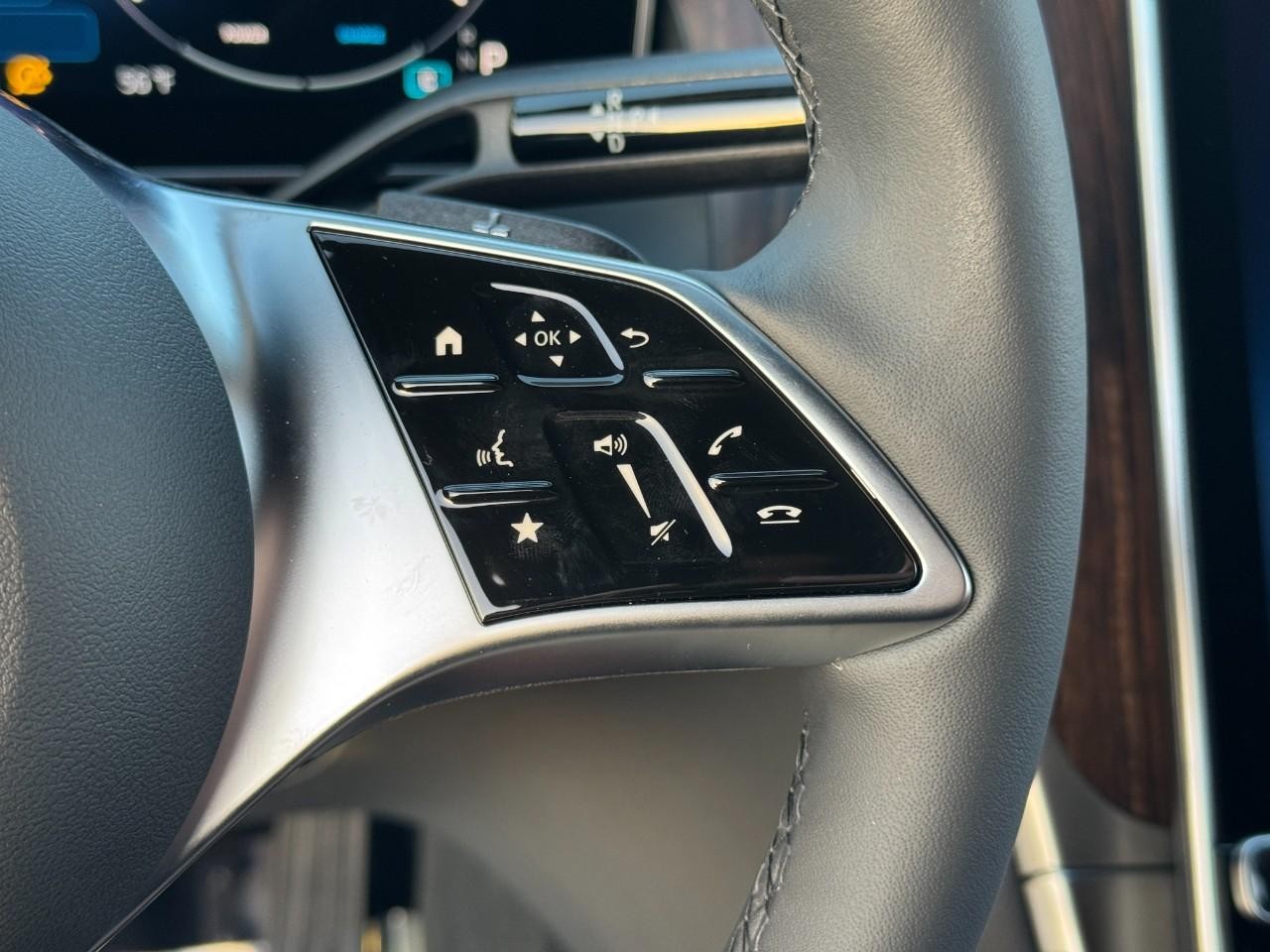 Mercedes-Benz GLC Vehicle Full-screen Gallery Image 30