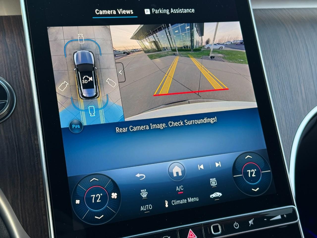 Mercedes-Benz GLC Vehicle Full-screen Gallery Image 33