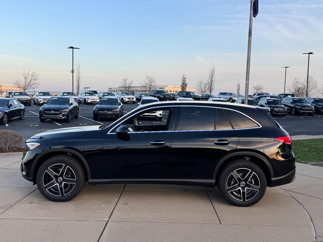 Mercedes-Benz GLC Vehicle Full-screen Gallery Image 2