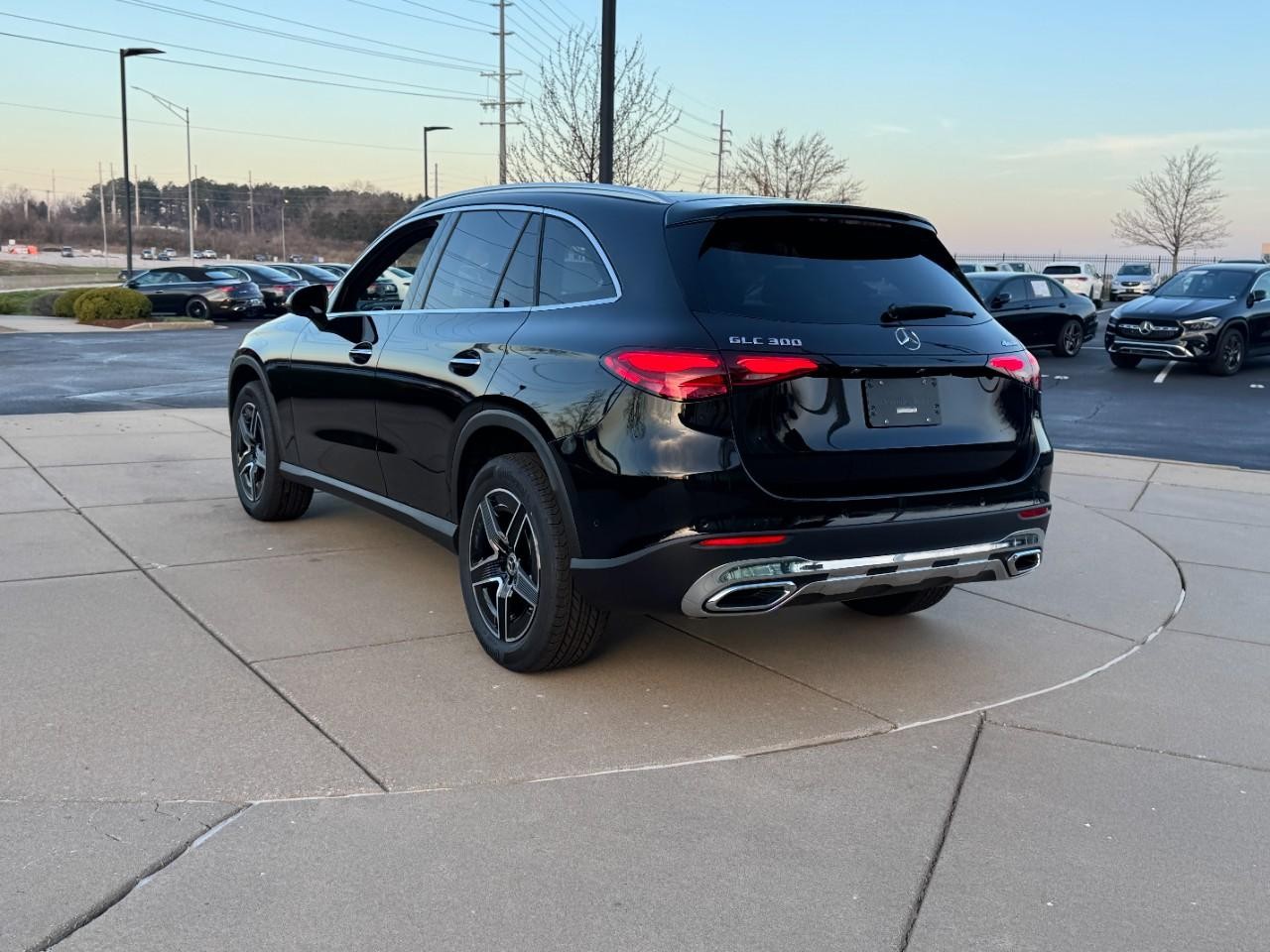 Mercedes-Benz GLC Vehicle Full-screen Gallery Image 3