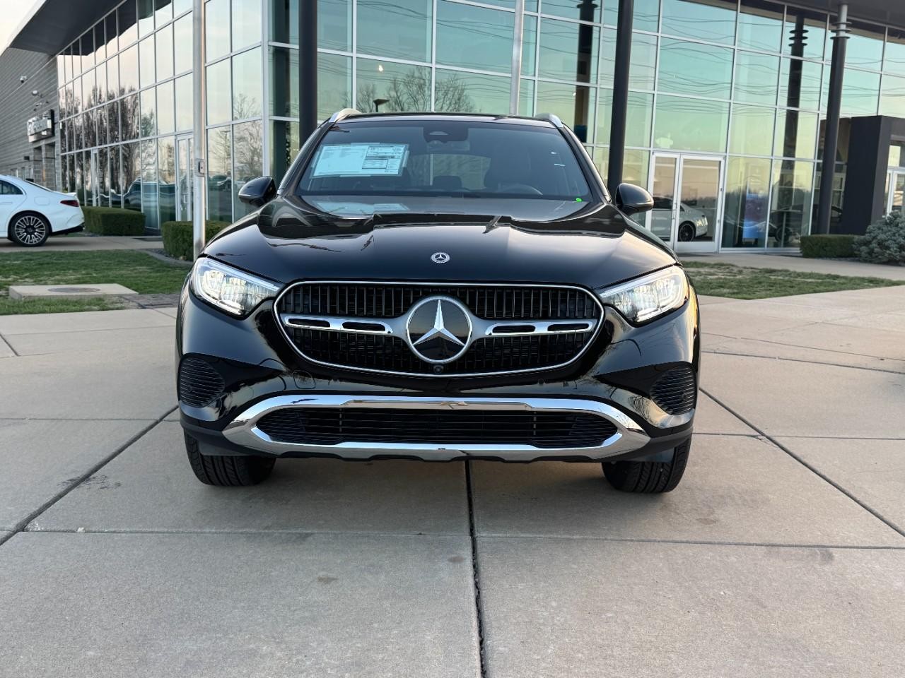 Mercedes-Benz GLC Vehicle Full-screen Gallery Image 7