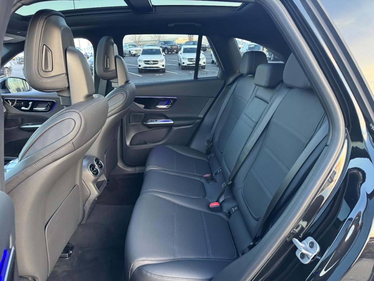 Mercedes-Benz GLC Vehicle Full-screen Gallery Image 8