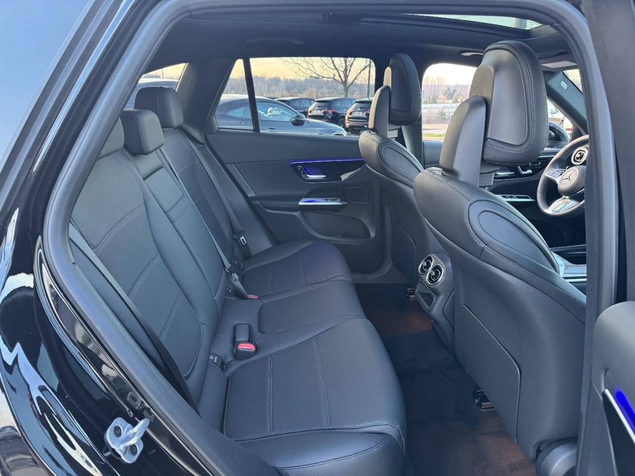 Mercedes-Benz GLC Vehicle Full-screen Gallery Image 10