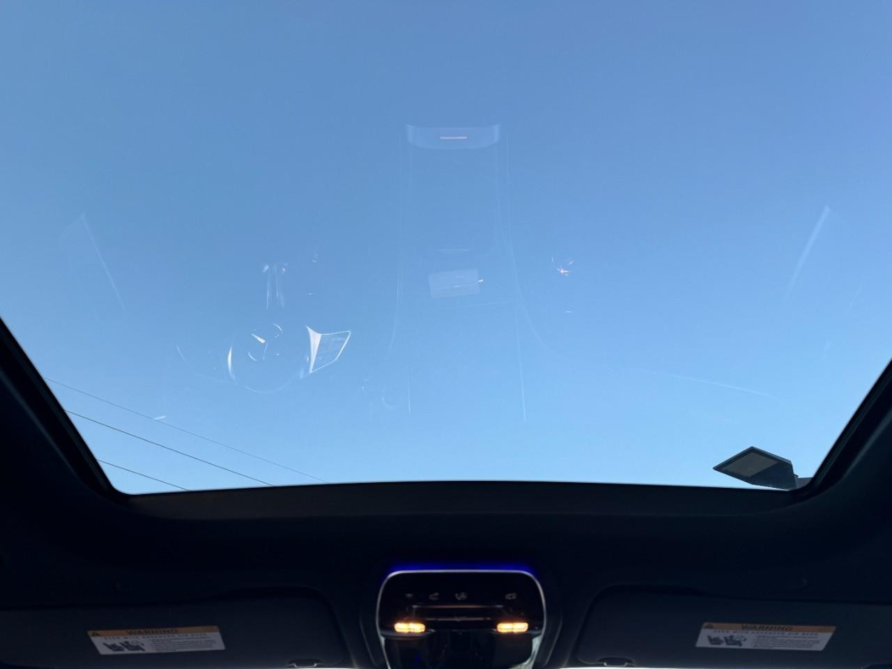 Mercedes-Benz GLC Vehicle Full-screen Gallery Image 11