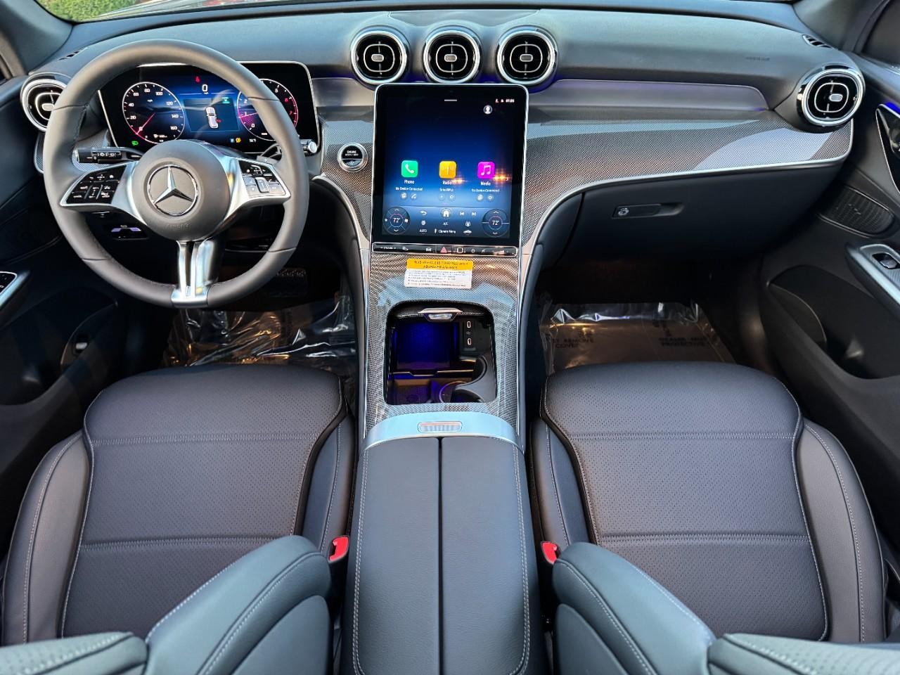 Mercedes-Benz GLC Vehicle Full-screen Gallery Image 12