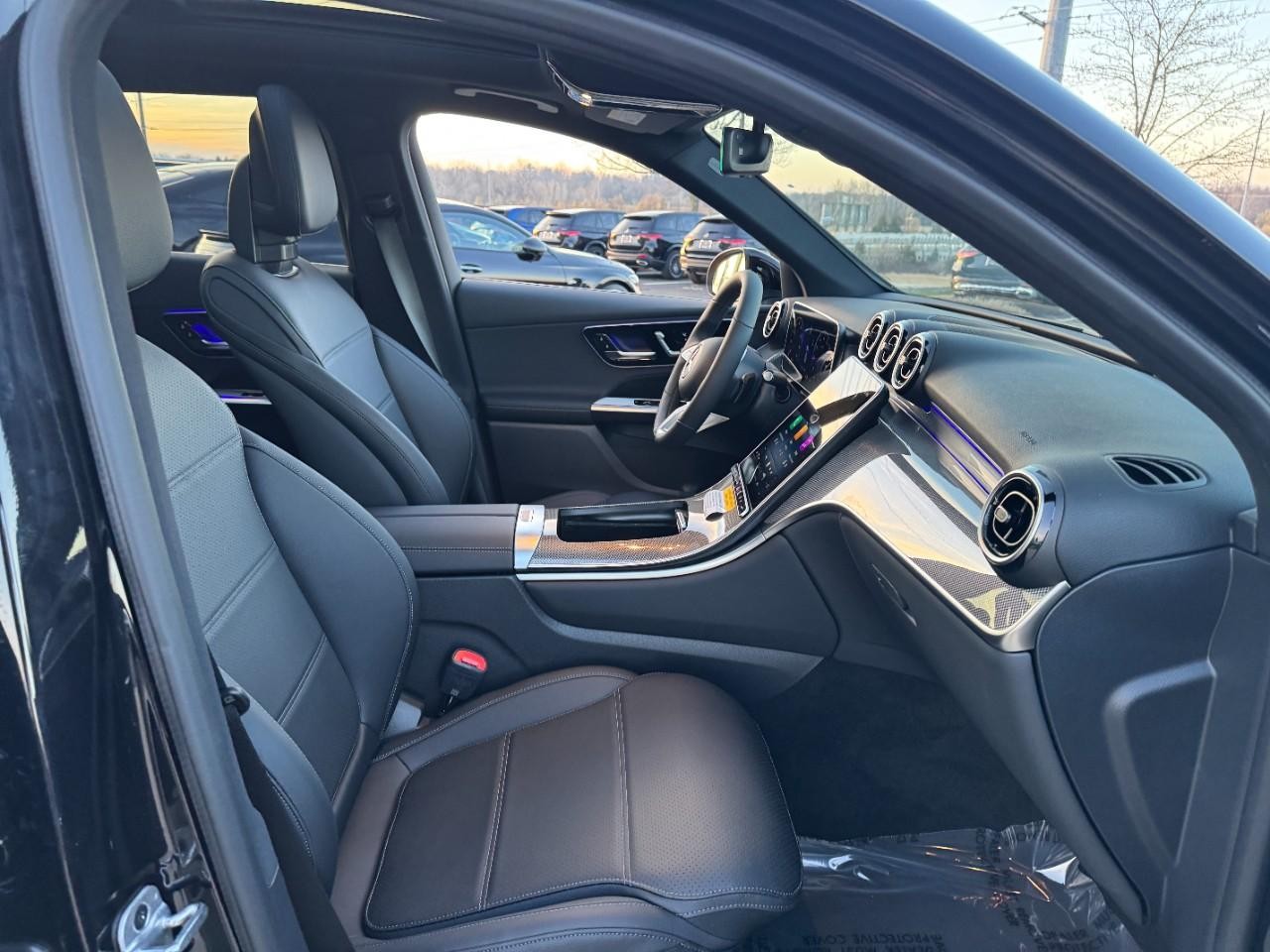 Mercedes-Benz GLC Vehicle Full-screen Gallery Image 16