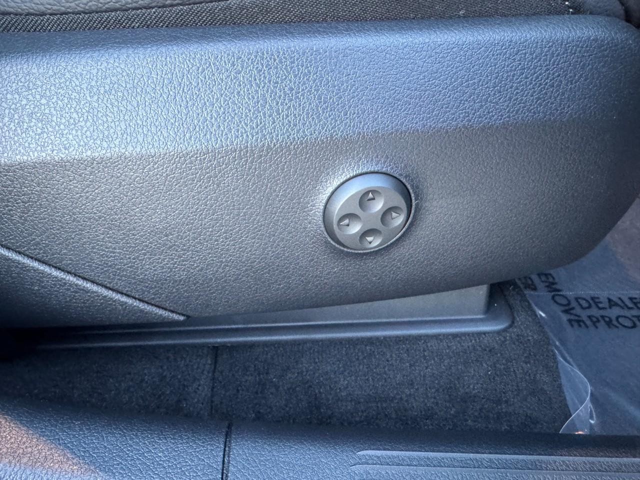 Mercedes-Benz GLC Vehicle Full-screen Gallery Image 18