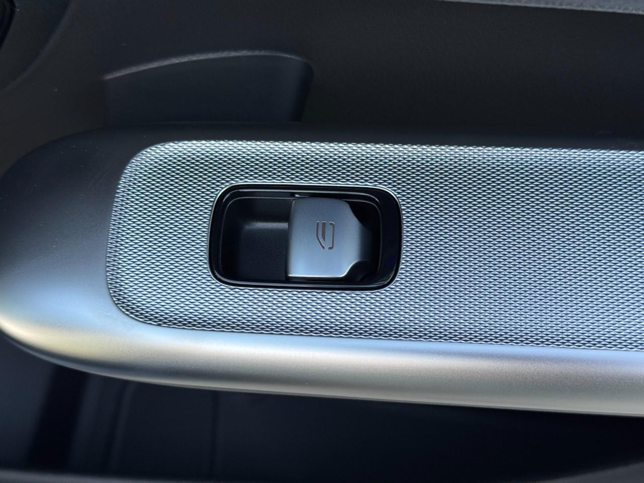 Mercedes-Benz GLC Vehicle Full-screen Gallery Image 21