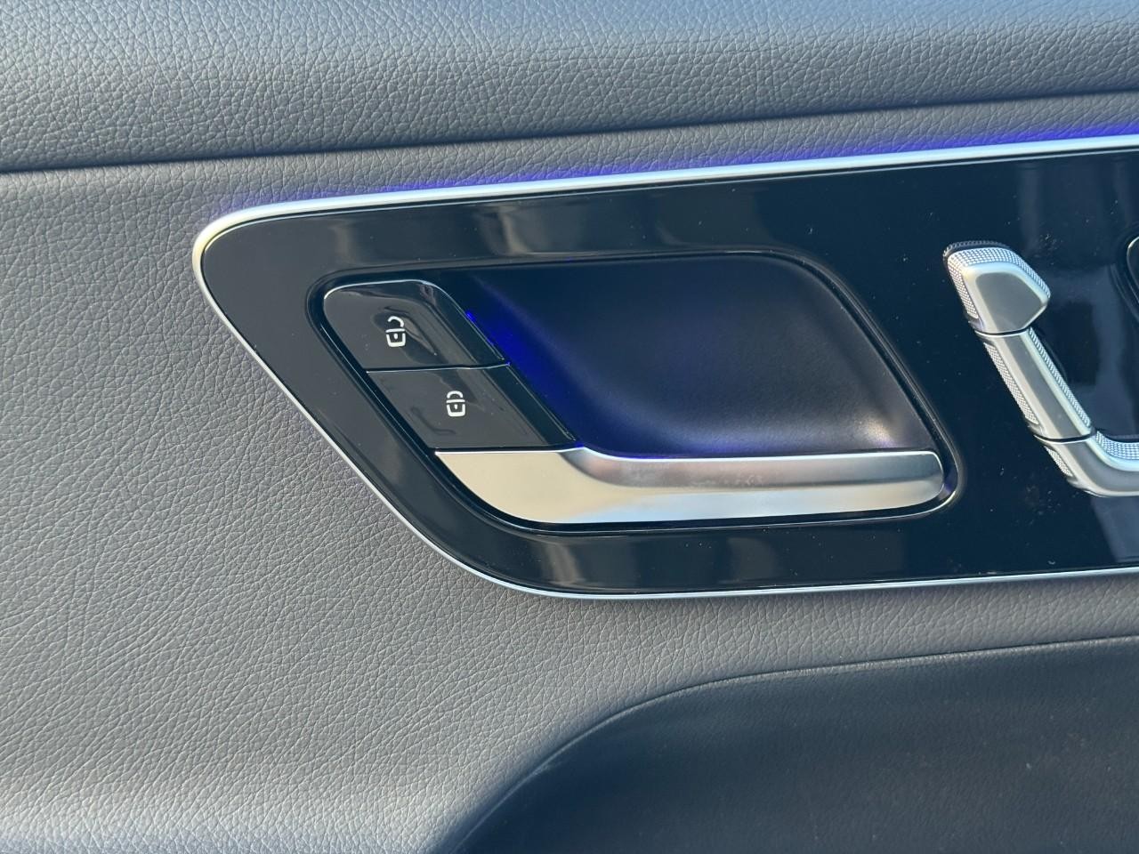 Mercedes-Benz GLC Vehicle Full-screen Gallery Image 23