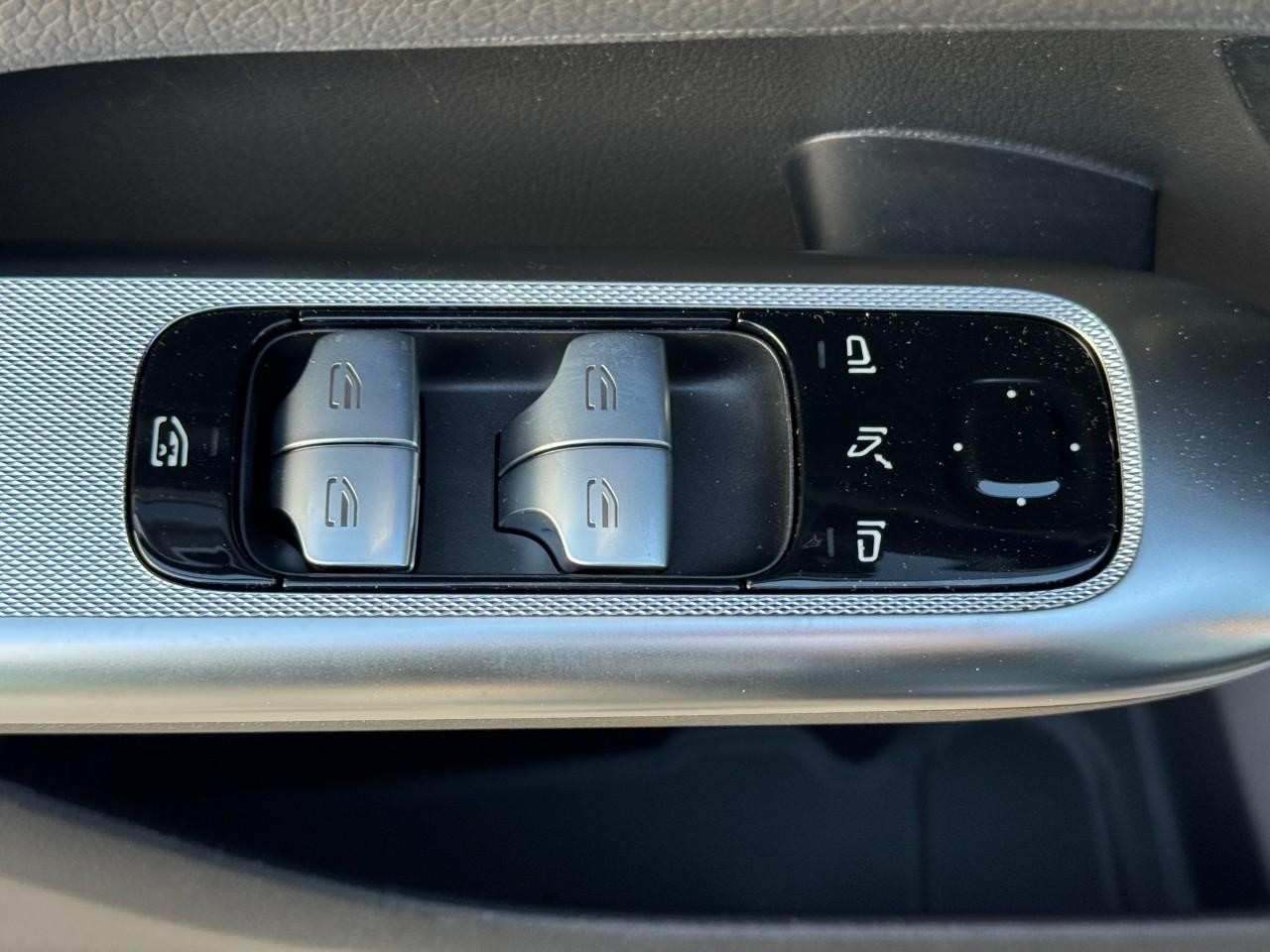 Mercedes-Benz GLC Vehicle Full-screen Gallery Image 24