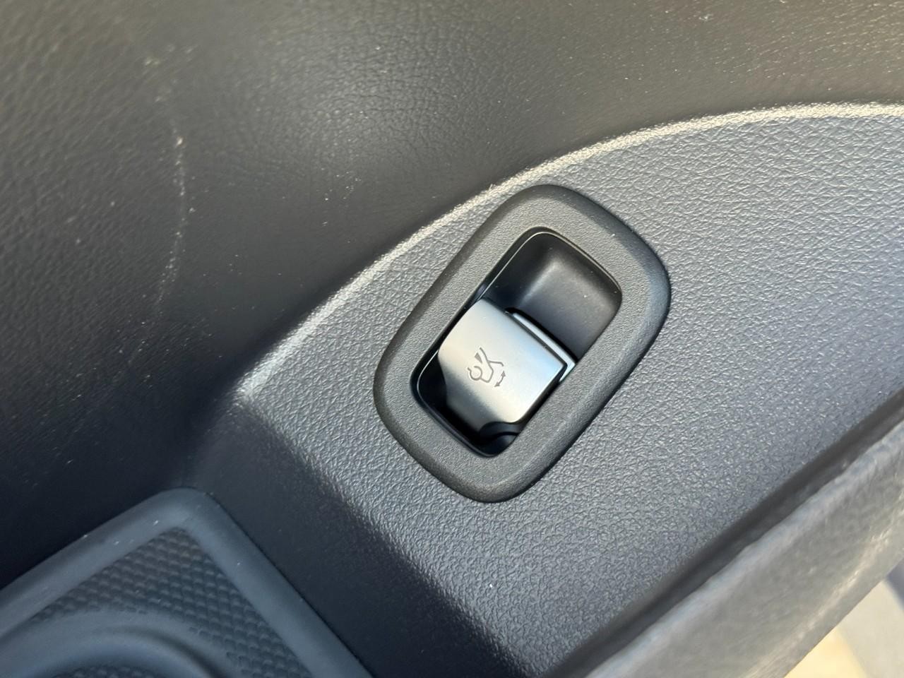 Mercedes-Benz GLC Vehicle Full-screen Gallery Image 25