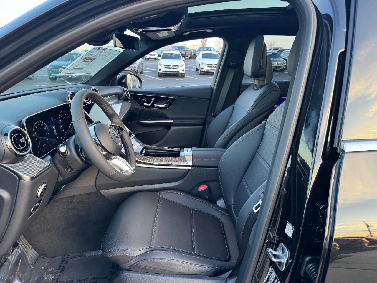 Mercedes-Benz GLC Vehicle Full-screen Gallery Image 26