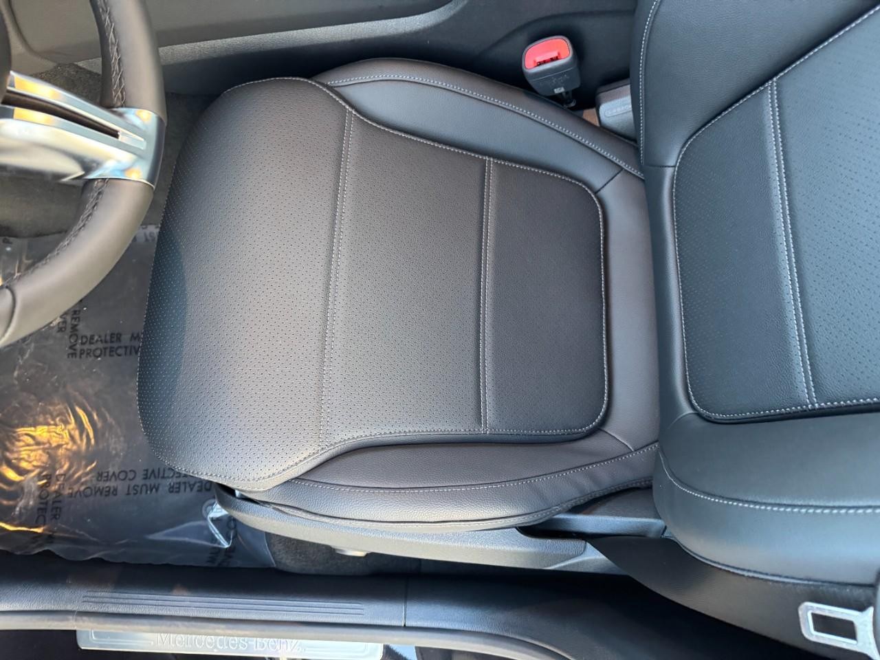 Mercedes-Benz GLC Vehicle Full-screen Gallery Image 27