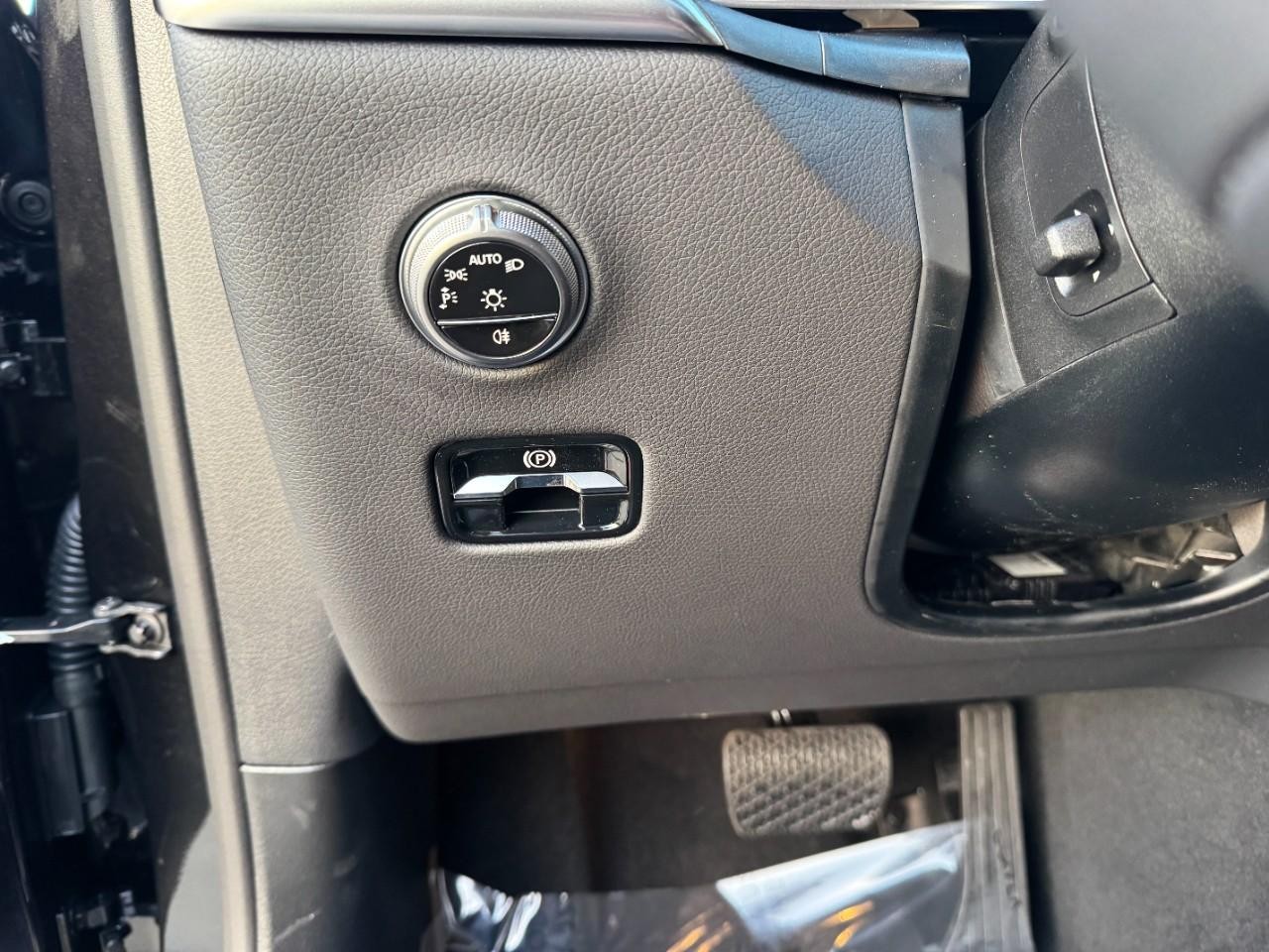 Mercedes-Benz GLC Vehicle Full-screen Gallery Image 29