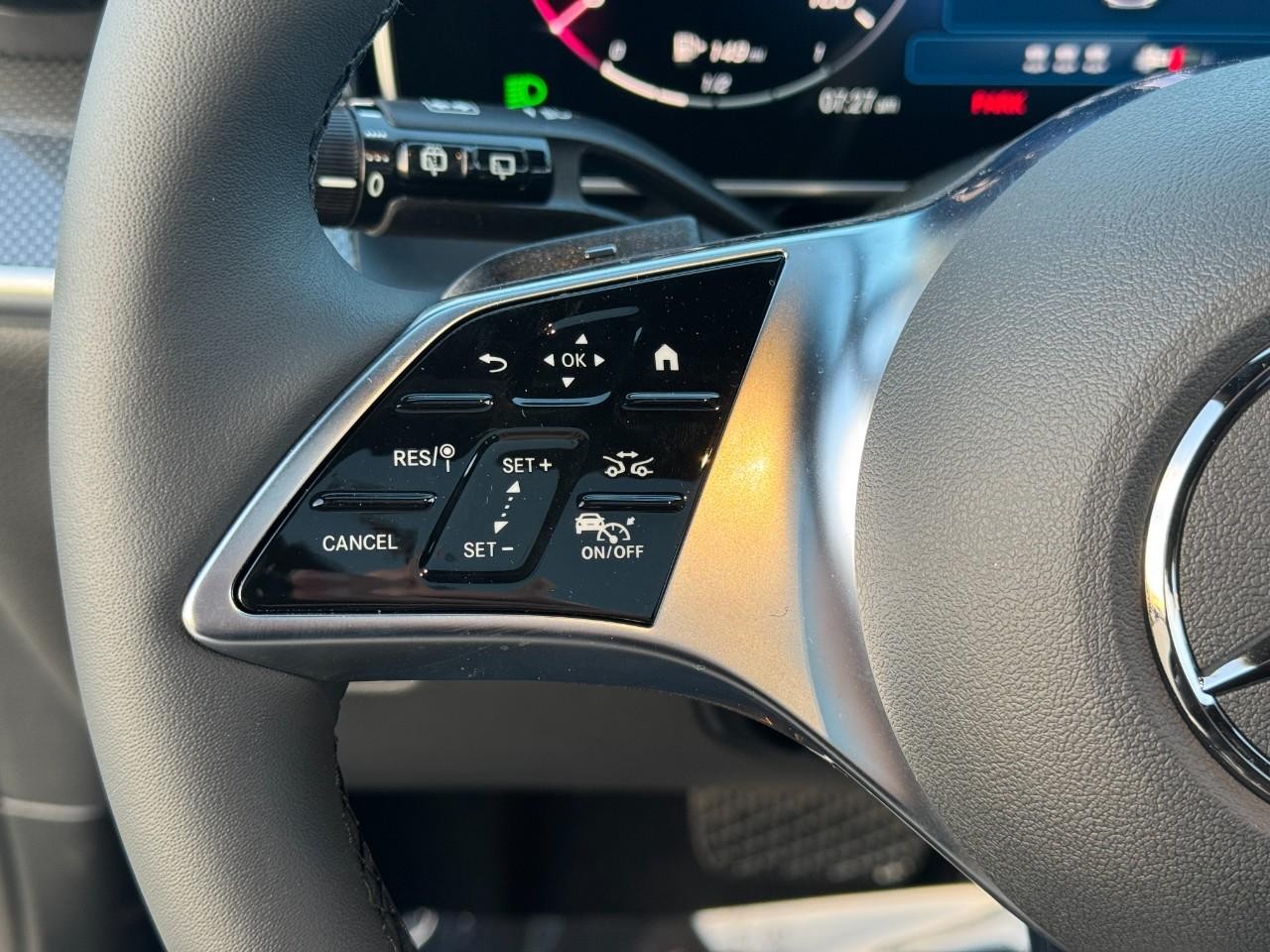 Mercedes-Benz GLC Vehicle Full-screen Gallery Image 30