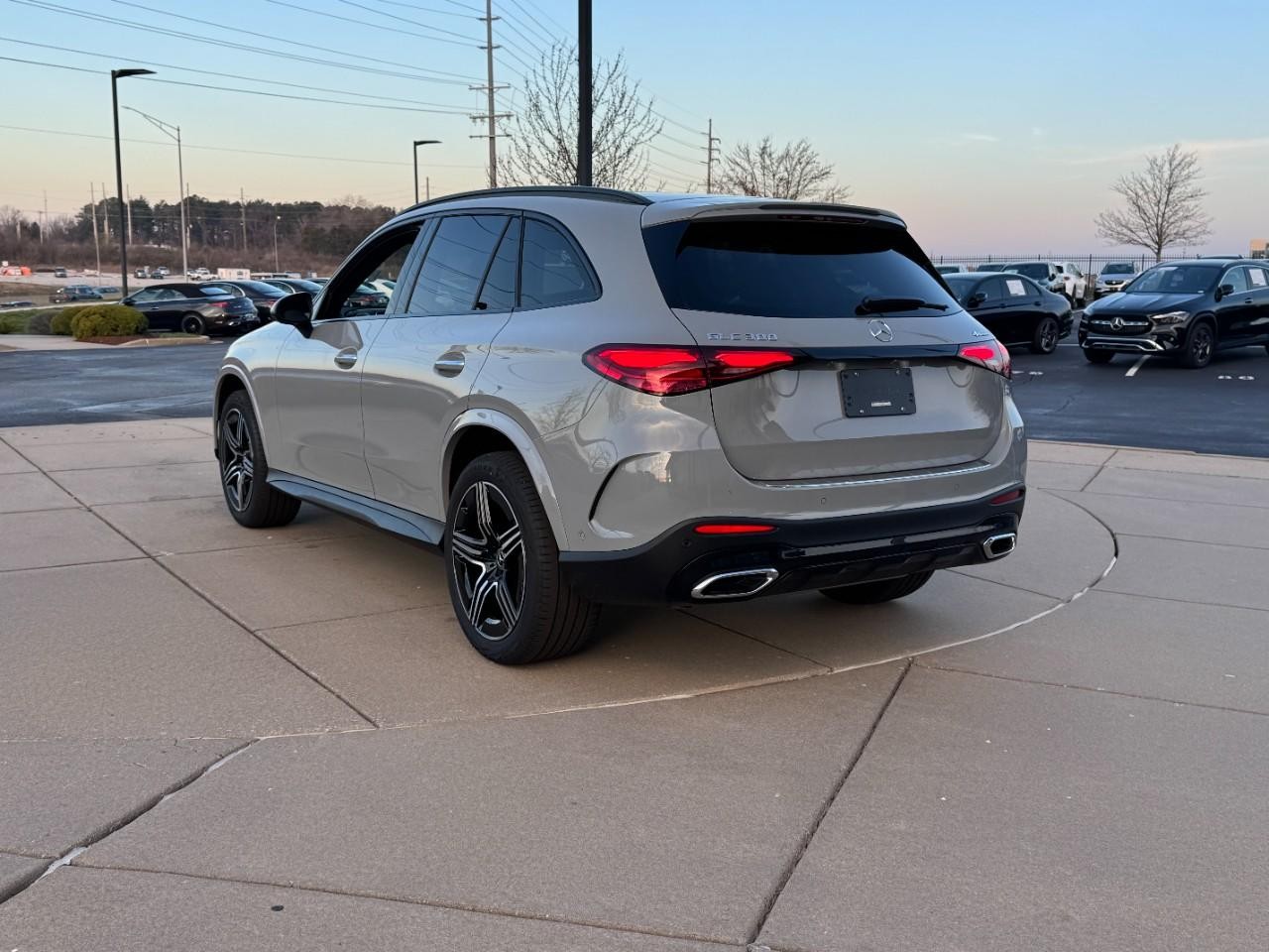 Mercedes-Benz GLC Vehicle Full-screen Gallery Image 3