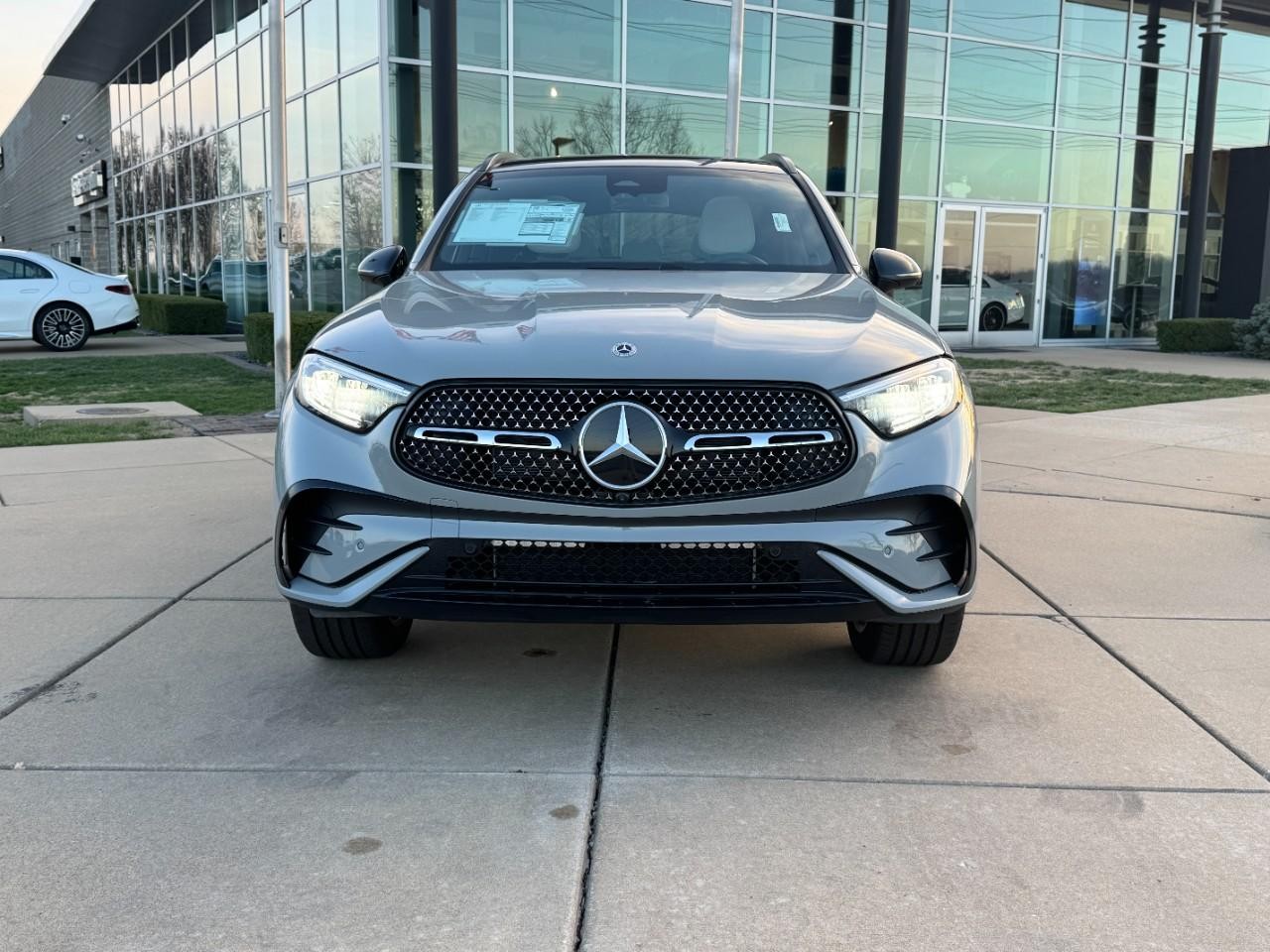 Mercedes-Benz GLC Vehicle Full-screen Gallery Image 7