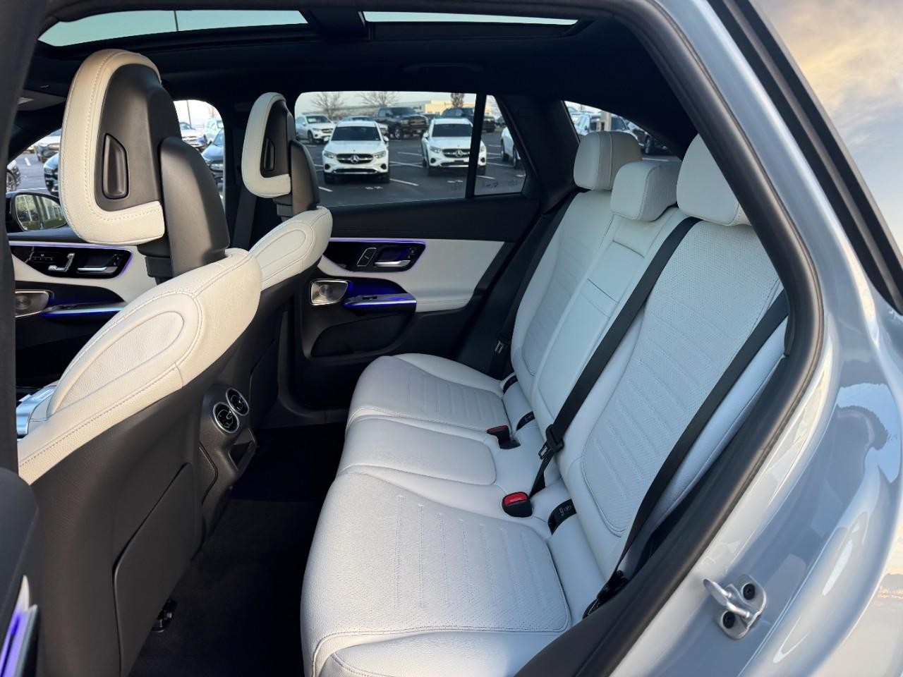 Mercedes-Benz GLC Vehicle Full-screen Gallery Image 8