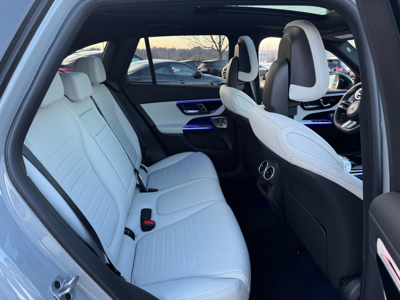 Mercedes-Benz GLC Vehicle Full-screen Gallery Image 10