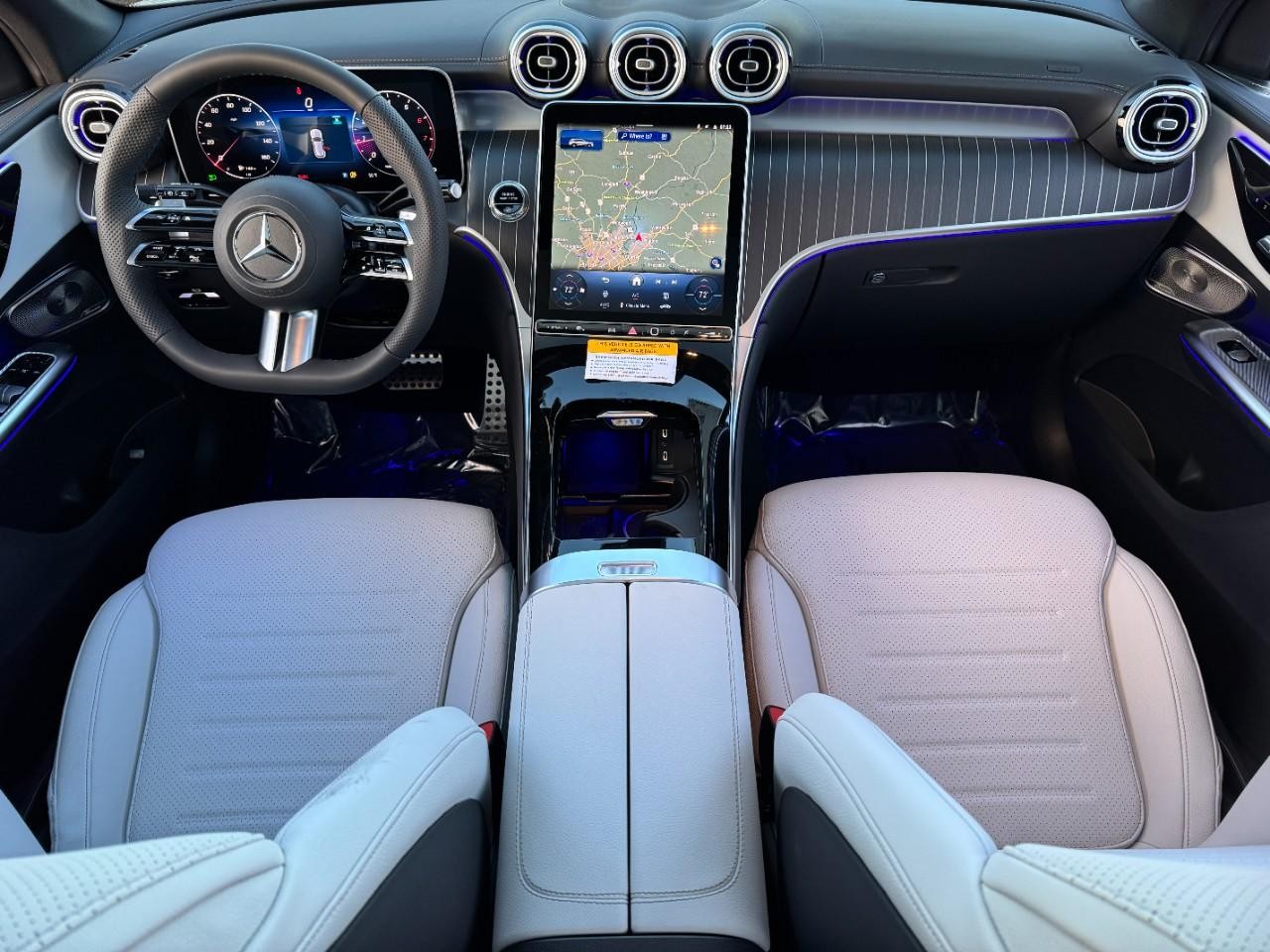 Mercedes-Benz GLC Vehicle Full-screen Gallery Image 12