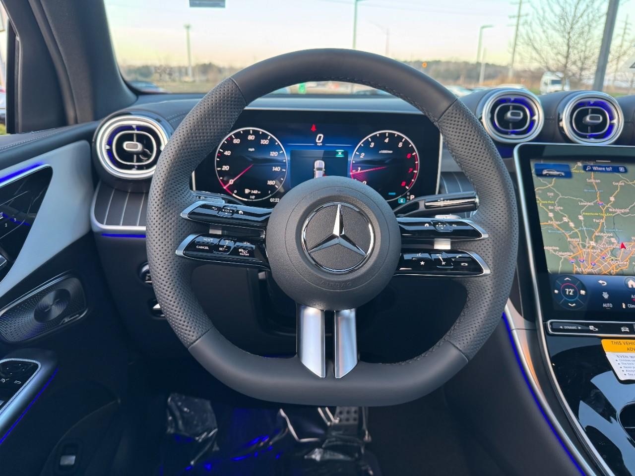 Mercedes-Benz GLC Vehicle Full-screen Gallery Image 13