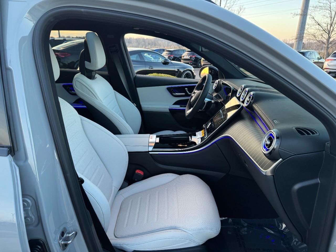 Mercedes-Benz GLC Vehicle Full-screen Gallery Image 16