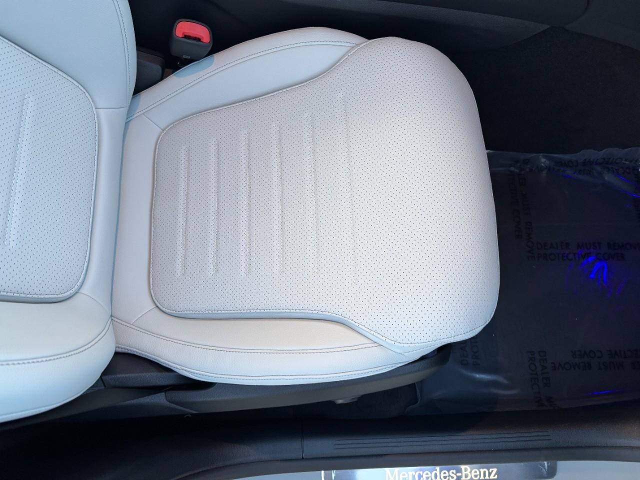 Mercedes-Benz GLC Vehicle Full-screen Gallery Image 17