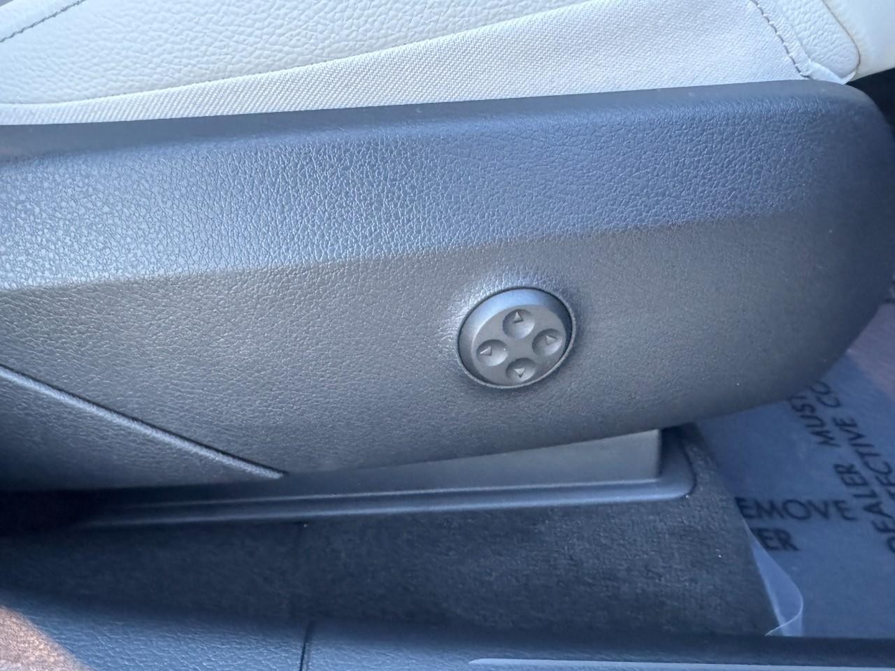 Mercedes-Benz GLC Vehicle Full-screen Gallery Image 18