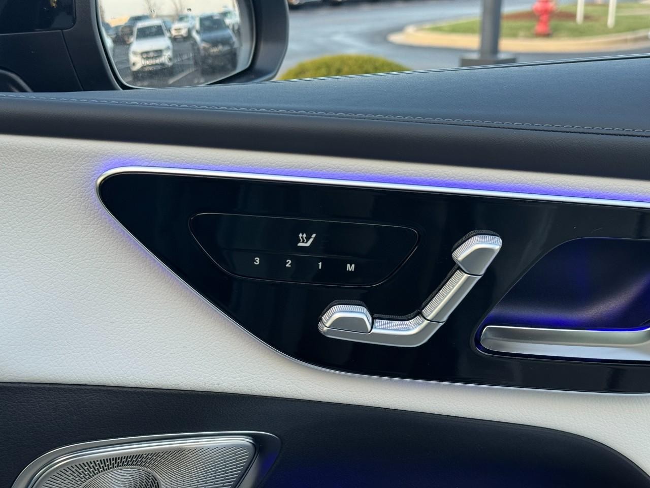 Mercedes-Benz GLC Vehicle Full-screen Gallery Image 19