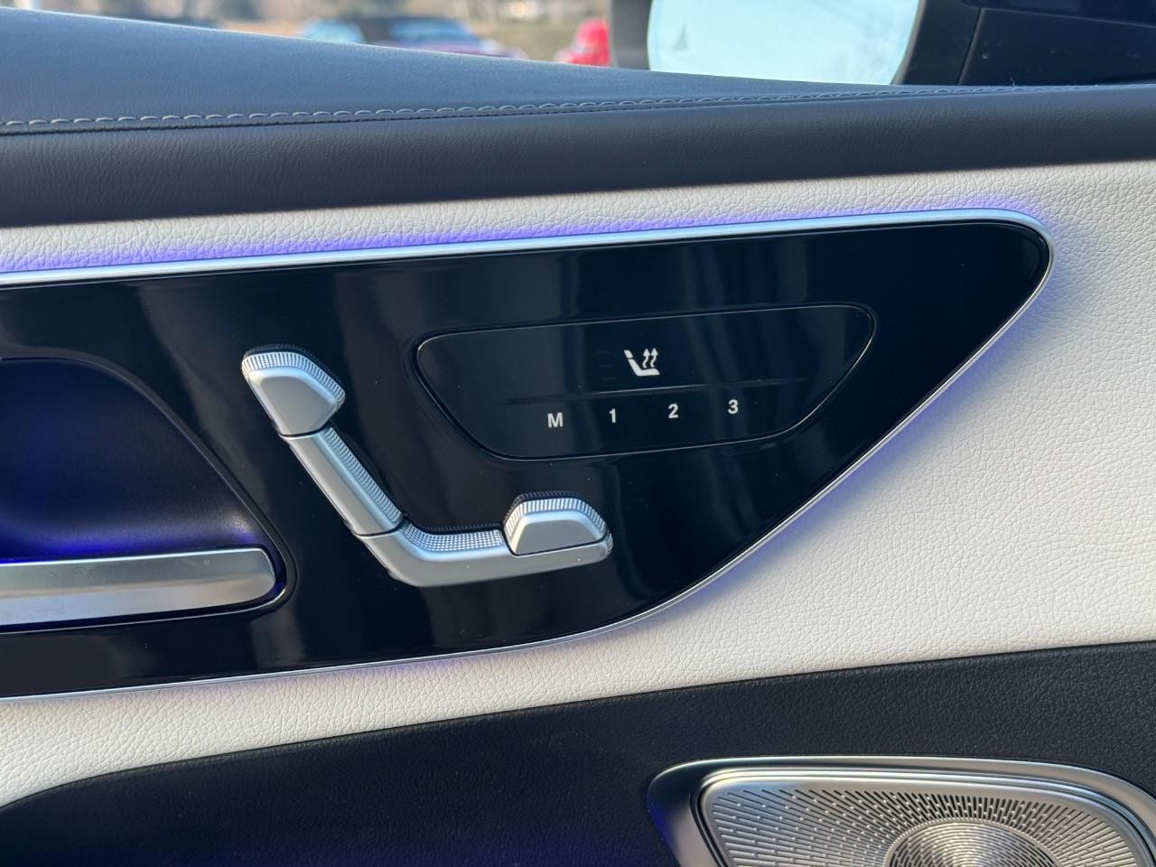 Mercedes-Benz GLC Vehicle Full-screen Gallery Image 22