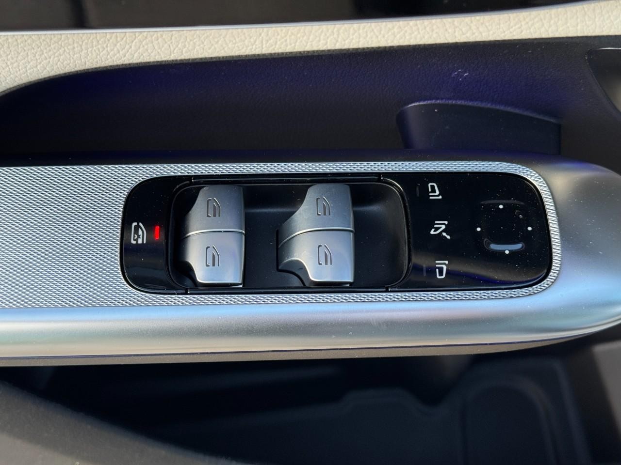 Mercedes-Benz GLC Vehicle Full-screen Gallery Image 24