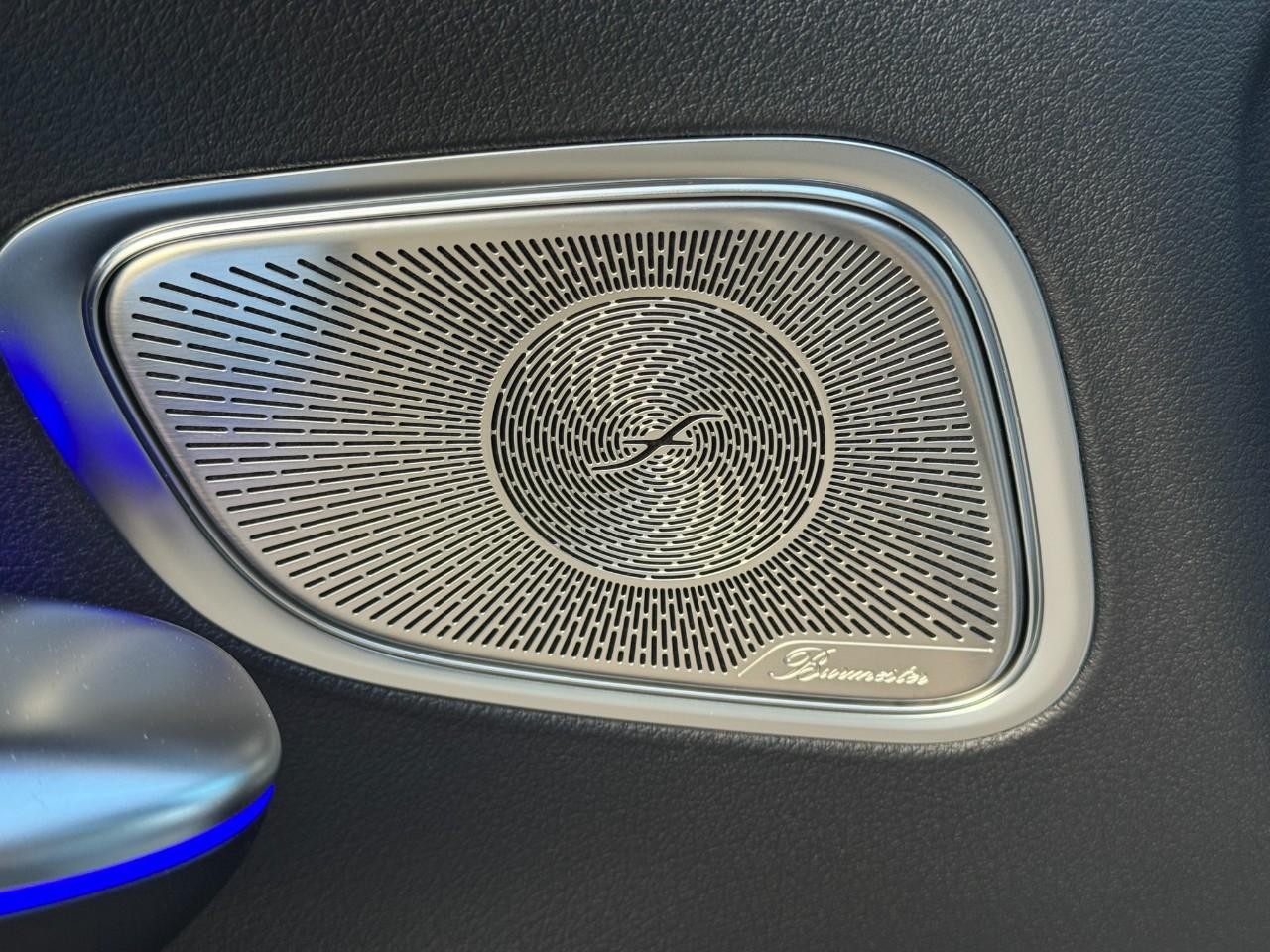 Mercedes-Benz GLC Vehicle Full-screen Gallery Image 25