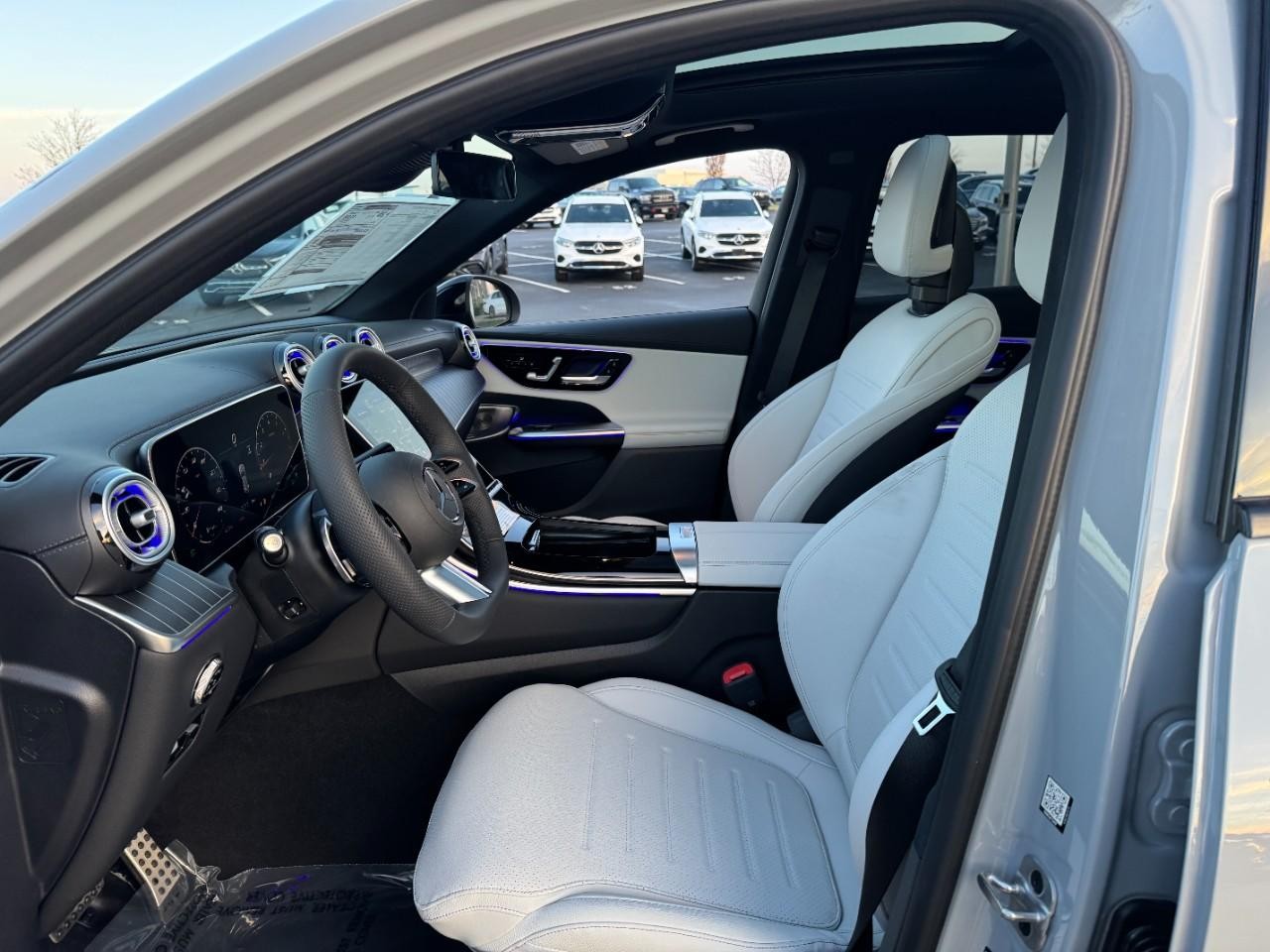 Mercedes-Benz GLC Vehicle Full-screen Gallery Image 27