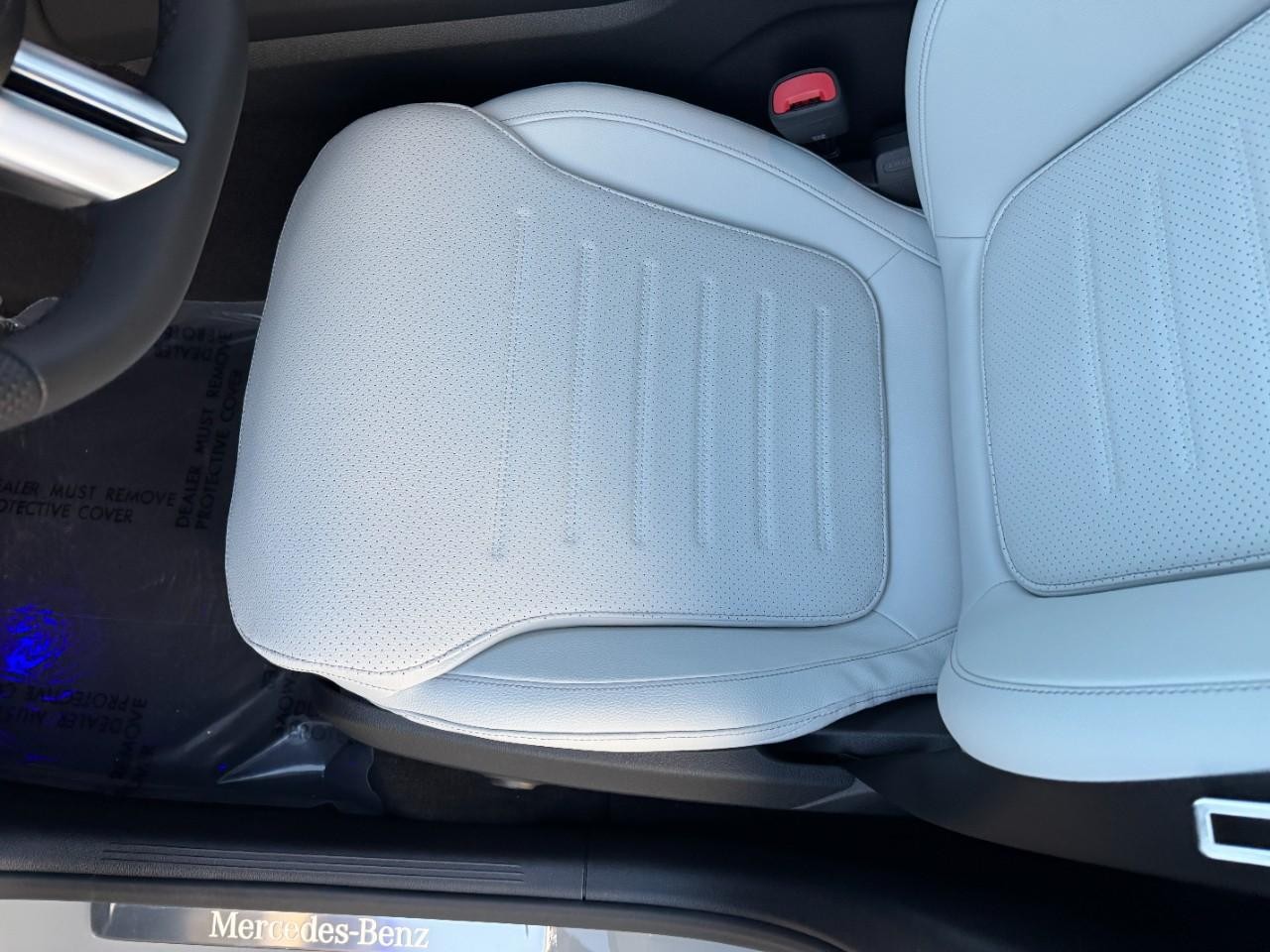 Mercedes-Benz GLC Vehicle Full-screen Gallery Image 28